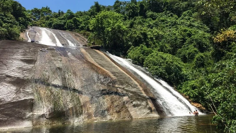 Turista é resgatado após se afogar em cachoeira de Ilhabela