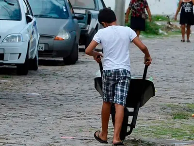 Trabalho infantil no Brasil tem aumento entre 2019 e 2022, aponta IBGE