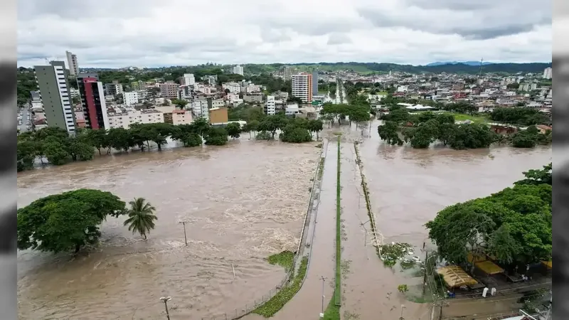 Cidades da Bahia emitem alerta para risco de chuva forte