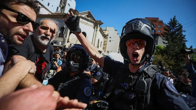 Protesto contra medidas de Javier Milei termina em confusão na Argentina