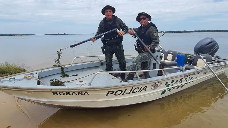 Os policiais apreenderam duas espingardas 