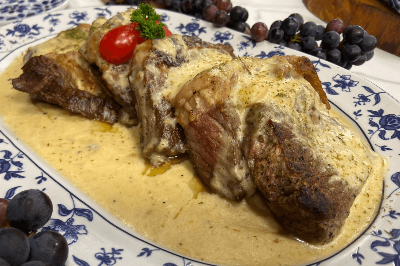 Contrafilé ao molho de queijos com arroz natalino à portuguesa | Band Receitas