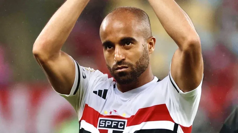 Lucas Moura assina contrato e renova com o São Paulo por mais três anos