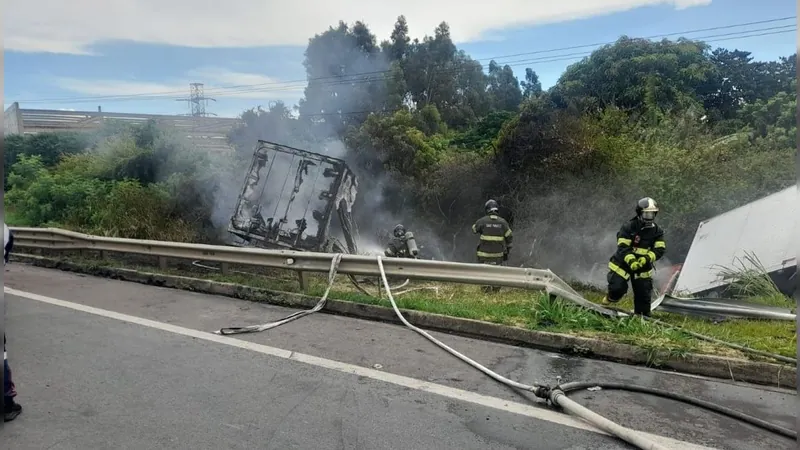 Batida entre caminhões deixa um veículo em chamas e um ferido