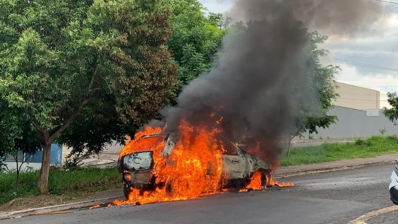 Carro pega fogo em avenida de Piracicaba