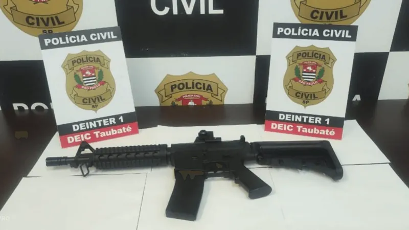 Adolescente se apresenta à polícia e entrega simulacro de fuzil em Taubaté