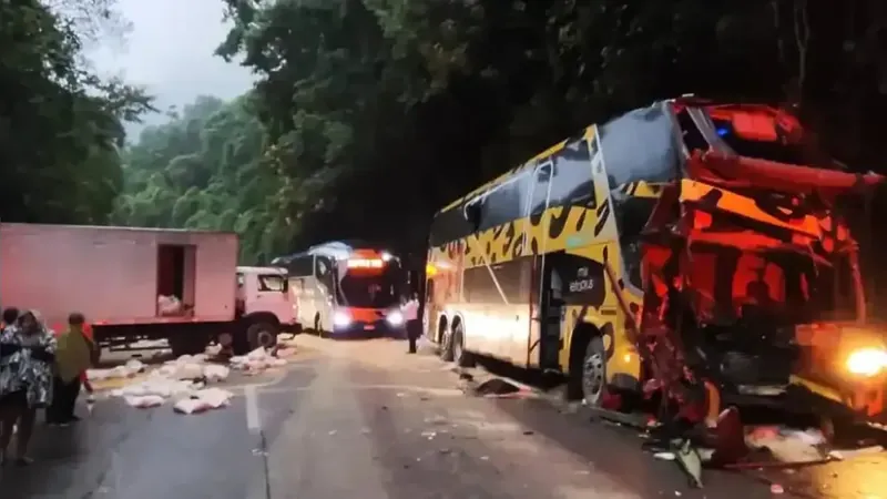 Batida entre caminhão e ônibus interdita trânsito na Serra de Petrópolis