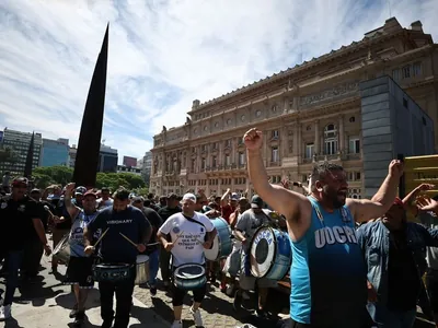 Sindicalistas protestam em Buenos Aires contra o "decretaço" do presidente Milei