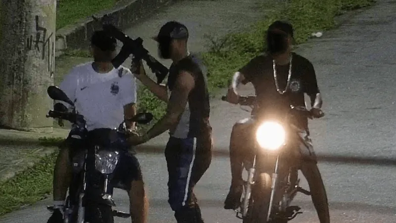 PM procura motociclistas flagrados com armamento pesado em Taubaté