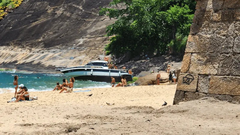 Lancha fica à deriva e bate em pedra na Praia Vermelha