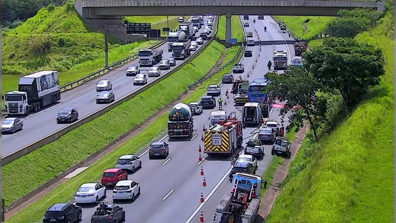 Colisão entre ônibus e caminhão deixa feridos na Rod. Dom Pedro, em Campinas