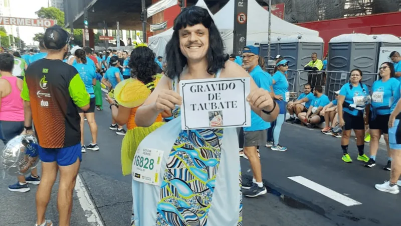 Homem faz sucesso ao correr São Silvestre fantasiado de 'Grávida de Taubaté'