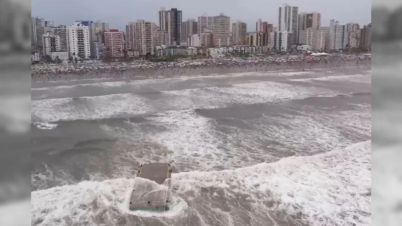 Fortes ondas tombam balsa com parte dos fogos do Réveillon na Praia Grande