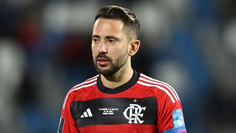 Fora do Flamengo, Everton Ribeiro avalia propostas de três clubes