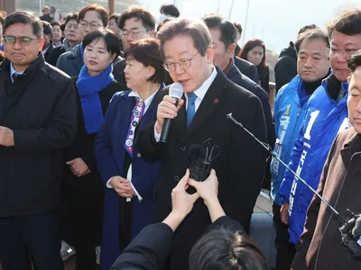 Líder da oposição sul-coreana deixa UTI após ser esfaqueado no pescoço