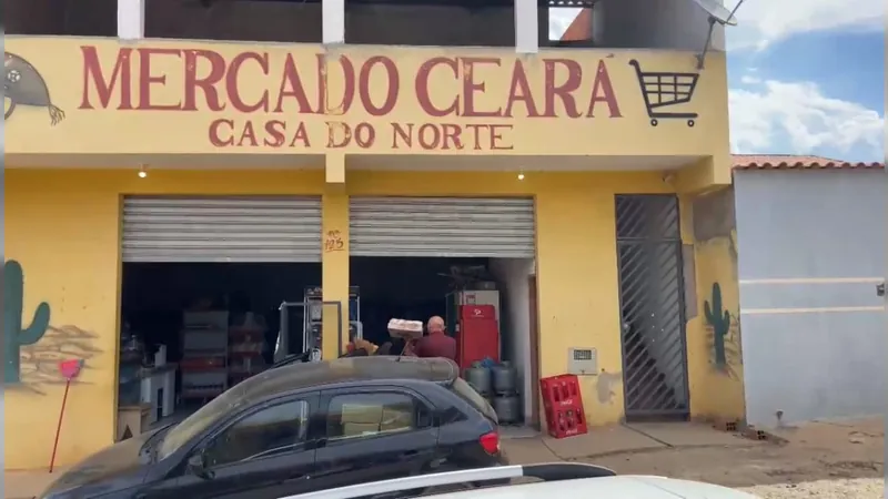 Homem e mulher são baleados em frente a mercearia em Campinas