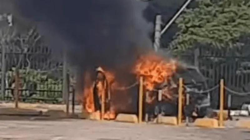 Bombeiros controlam incêndio em veículo em São José dos Campos