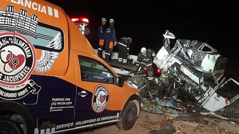 Acidente entre caminhão e ônibus deixa mortos na Bahia Band