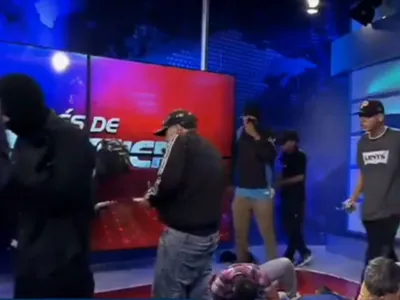 VÍDEO: Grupo criminoso armado invade emissora de TV no Equador e faz reféns