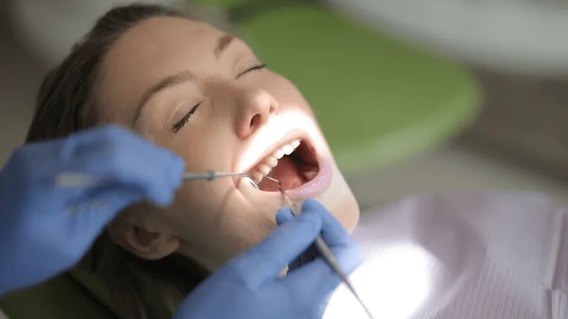 Paciente processa dentista por fazer 32 procedimentos na mesma consulta