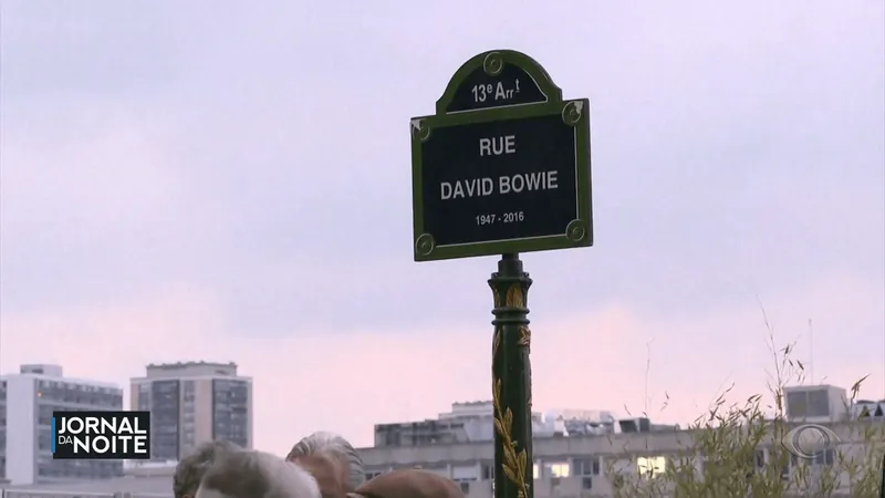 Com presença de fãs, Rua David Bowie é inaugurada em Paris