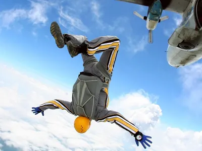 'Namoro a ideia de voar': paraquedistas explicam paixão por atividade radical