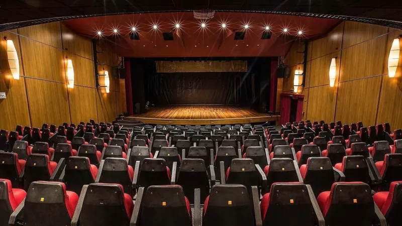 Stand up comedy, tributos musicais e festival de férias no Teatro Colinas