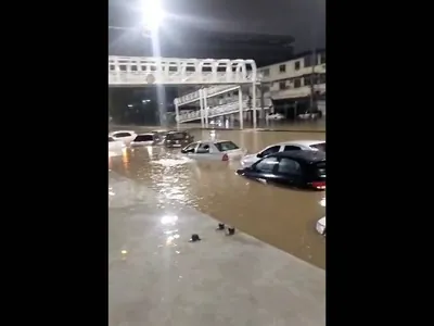 Chuva no Rio deixa mortos e alaga ruas e hospital