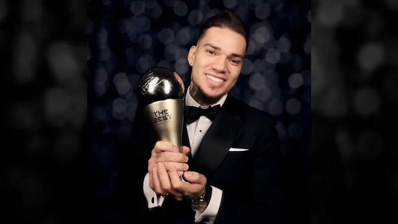 Ederson é o melhor goleiro do mundo e seleção brasileira recebe prêmio Fair Play