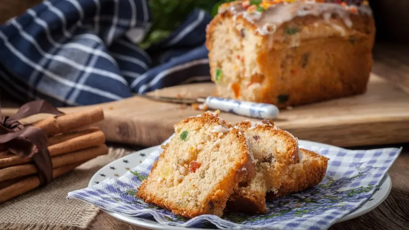 Bolo de frutas secas tem massa bem molhadinha; aprenda receita