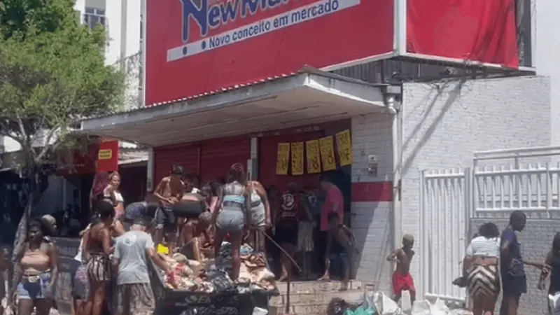 Após chuvas, moradores de Coelho Neto pegam comida jogada no lixo por mercado