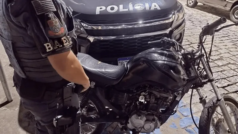 Casal é preso pela Polícia Militar com motocicleta furtada em Lorena