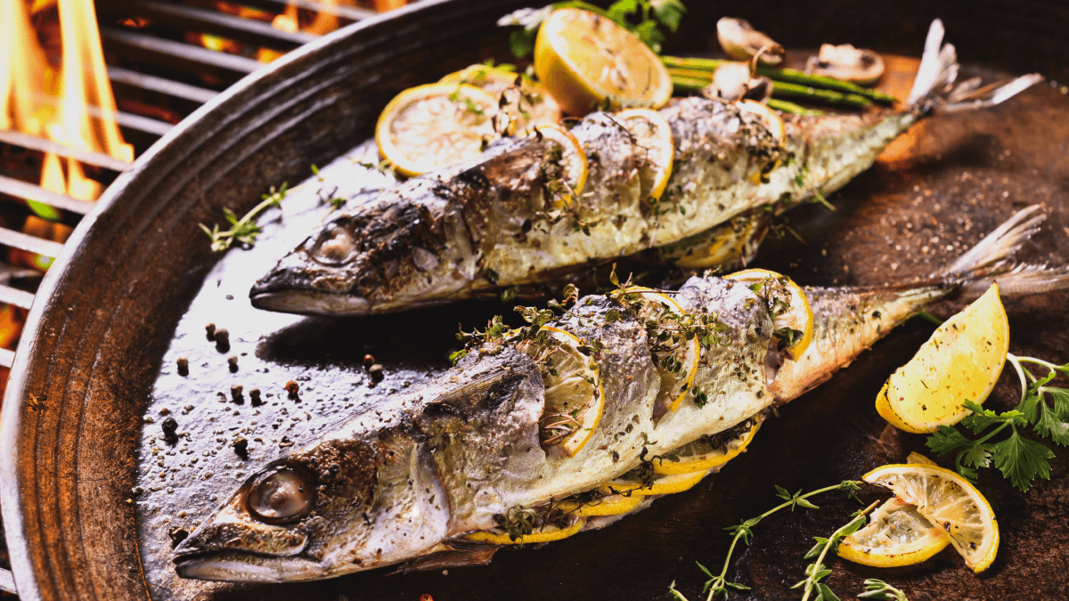 Peixe assado espalmado com camarão | Band Receitas