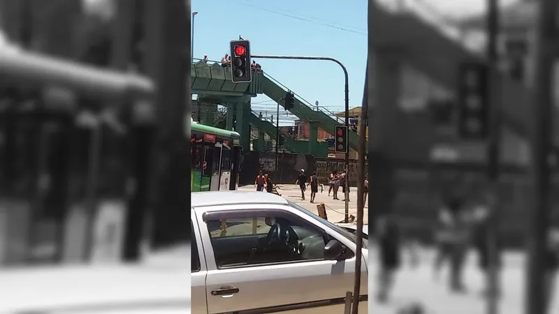 Amigos e familiares de adolescente de 16 anos sequestrado realizam protesto