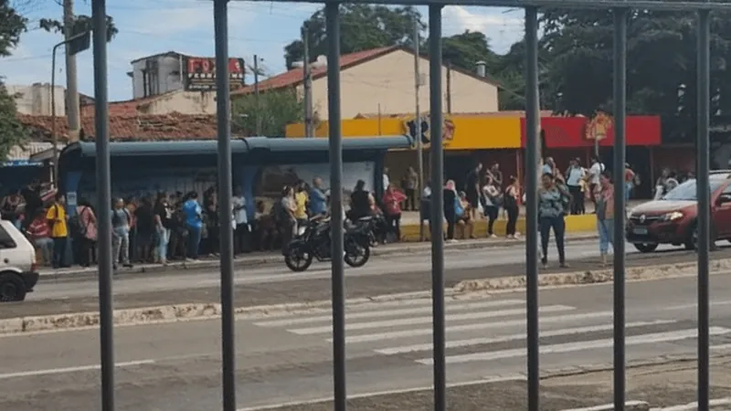 Vandalismo na zona leste: Pontos de ônibus ficam lotados em São José dos Campos