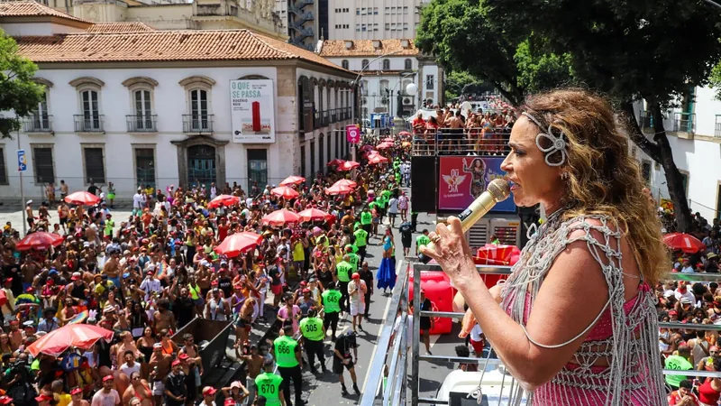 Domingo de pré-carnaval movimenta capitais; Daniela Mercury estreia no Rio