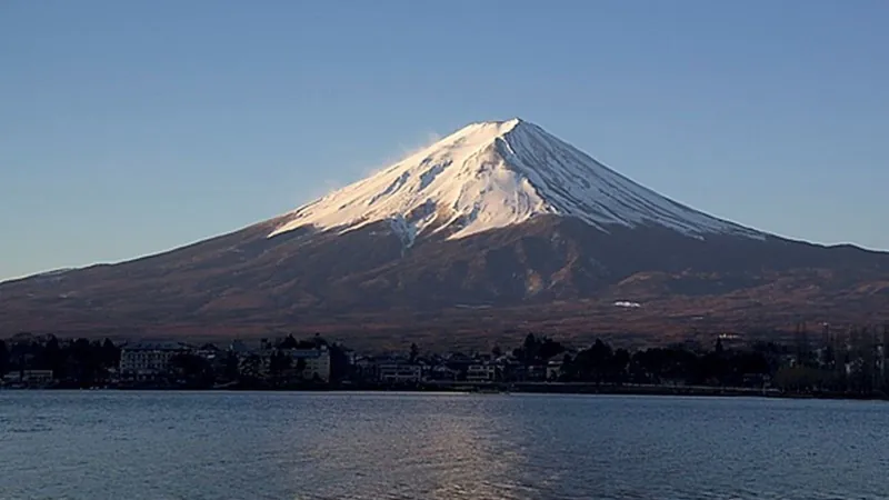 Monte Fuji vai impor limites e taxa para acesso a trilha