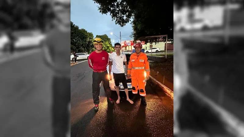 Bombeiros salvam homem em carro arrastado por enxurrada