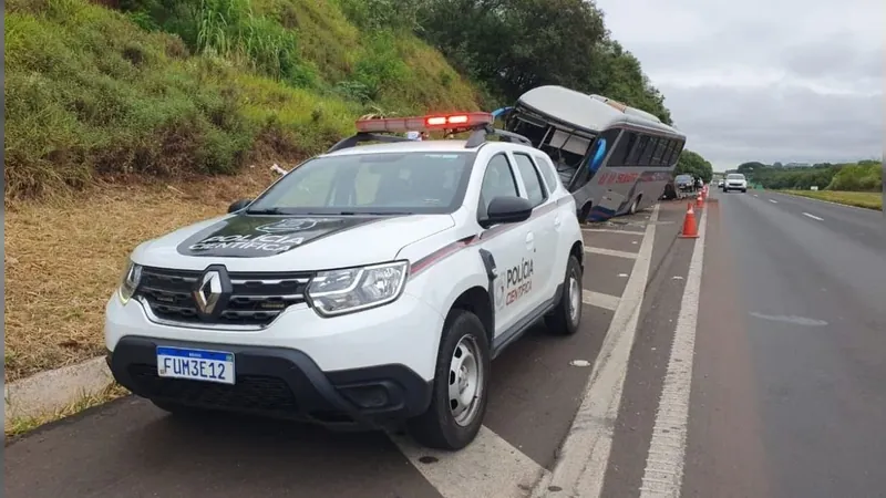 Ônibus com 25 passageiros bate na traseira de caminhão em rodovia de Piracicaba