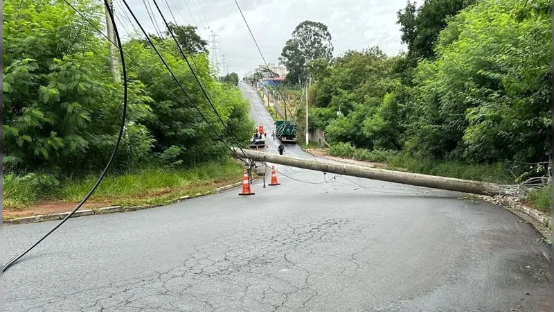 Carreta derruba poste de energia em avenida de Americana