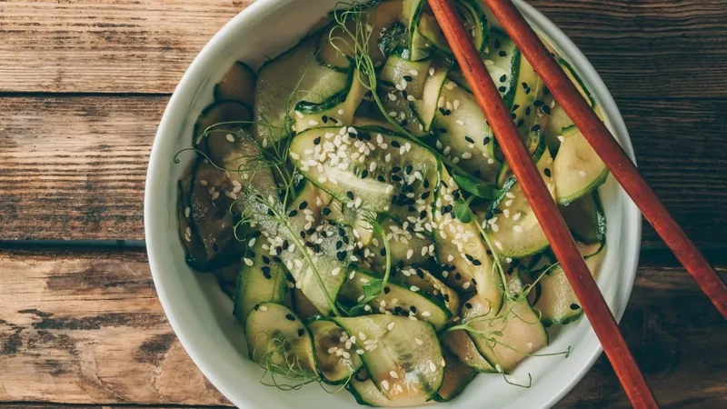 Sunomono: aprenda a fazer salada de pepino japonês