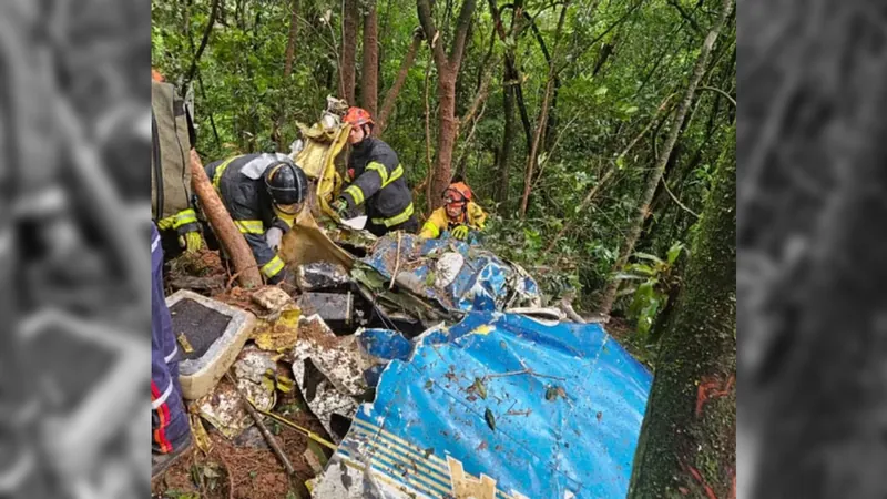 Avião de pequeno porte cai e deixa dois mortos na Grande SP nesta quinta (25)