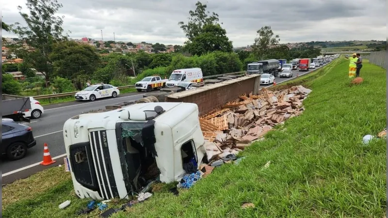 Carreta com 39 toneladas de cerâmica tomba e motorista fica ferido