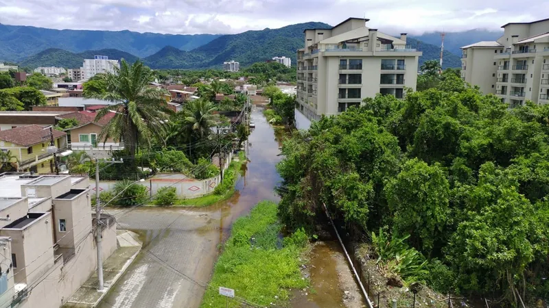 Chuvas no Litoral Norte de SP vão até sábado, com alerta de alagamentos