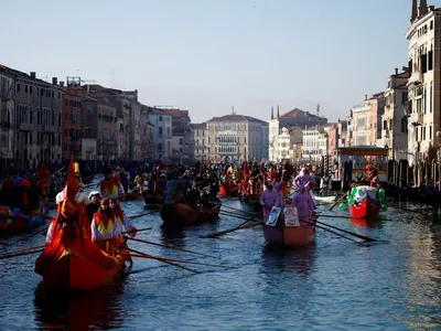 Com muita festa, Veneza realiza segundo dia do carnaval