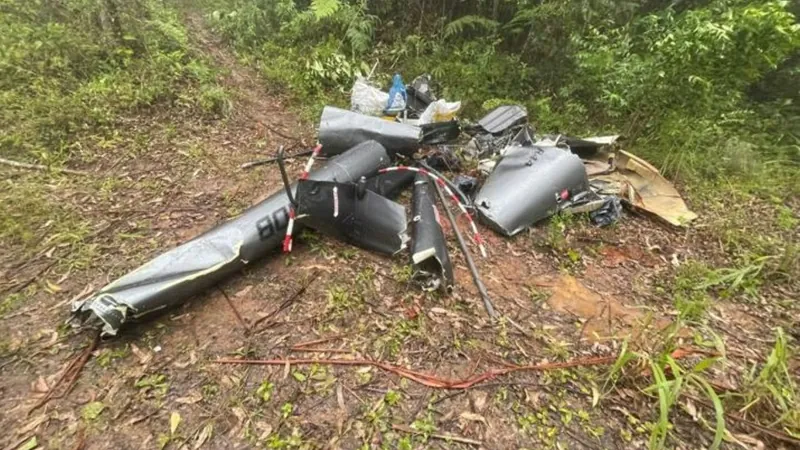 Destroços de helicóptero que caiu em Paraibuna são retirados