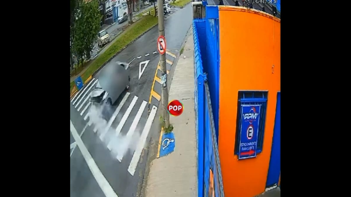 Câmera registra carro batendo contra poste em Várzea Paulista; veja vídeo