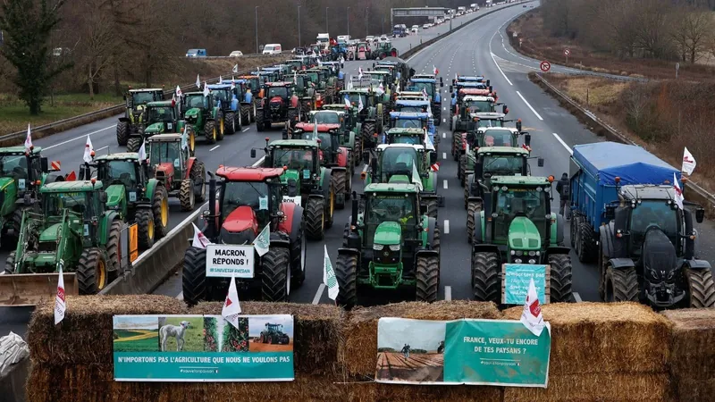 Entenda por que agricultores bloquearam rodovias perto de Paris