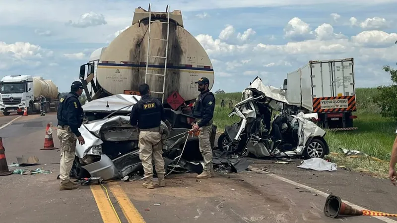 Dois carros ficaram prensados entre dois caminhões 