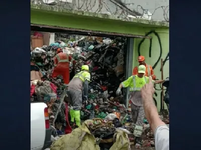 Prefeitura retira quase 14 toneladas de lixo de casa em SP; veja imagens